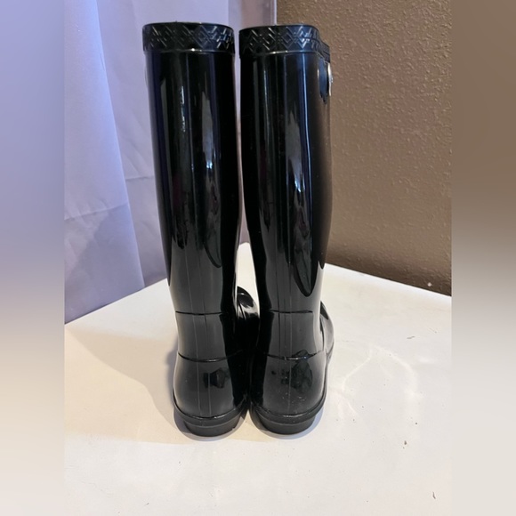 Ugg sold out Shaye rain boots no stains or no damage - Picture 2 of 4
